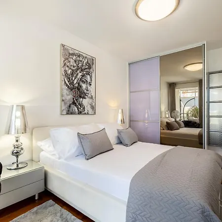 Luxury B&r *** Apartment Split