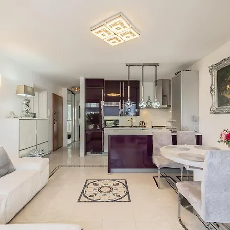 Apartment Luxury B&r *** *